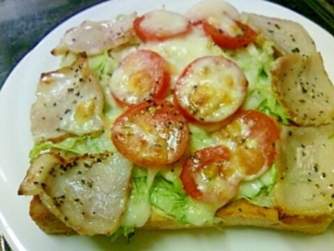 レタスたっぷり。BLTトースト